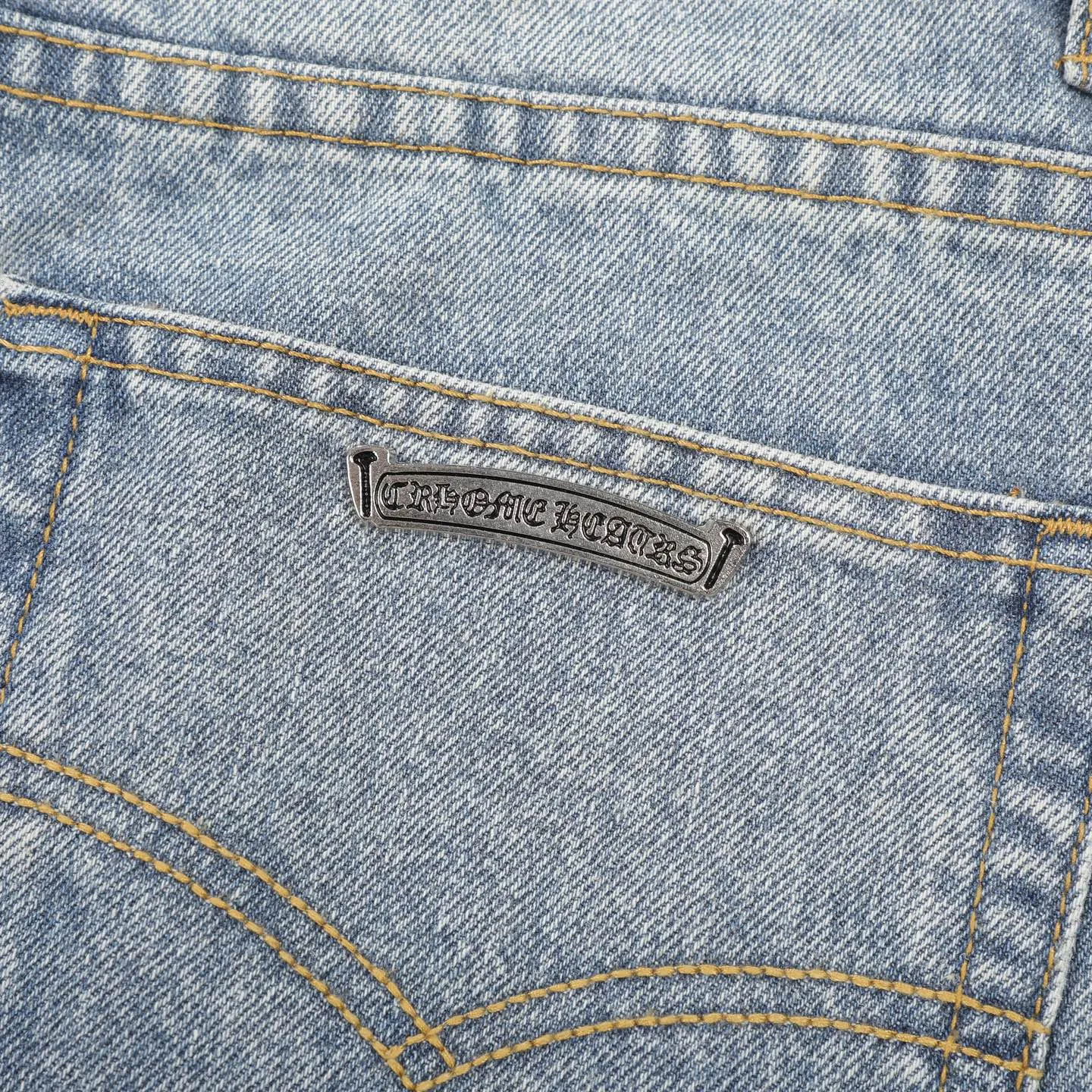 P310 Ch rare co-branded top item Chrome hearts new Chrome heart patchwork patchwork cross stitching micro-flare jeans Top-notch configuration, details are invincible! ! Cleanfit has become very popular in the past two years, and Kroxin’s consistent style is particularly high-end! ! Imported Japanese woven fabric ready-made clothes, genuine leather Crocodile leather labels and waist cloth leather tags are sewn on. The overall process is very cumbersome. The buttons on the trousers fly, rivets, back pockets, and metal decorative plates are all custom-made from molds. After they are finished, they are distressed to create a very effective effect. It has a vintage taste, and has been used by all kinds of big-name European and American celebrities. Kenijima’s cleanfit style has become popular all over the world. Top-grade hardware, pay attention to my detailed photos, the buttons are all detachable, and they are made of 925 engraved silver! ! Match as you like, suitable for both men and women ✔️✔️ Color: Blue Size: S M L XL
